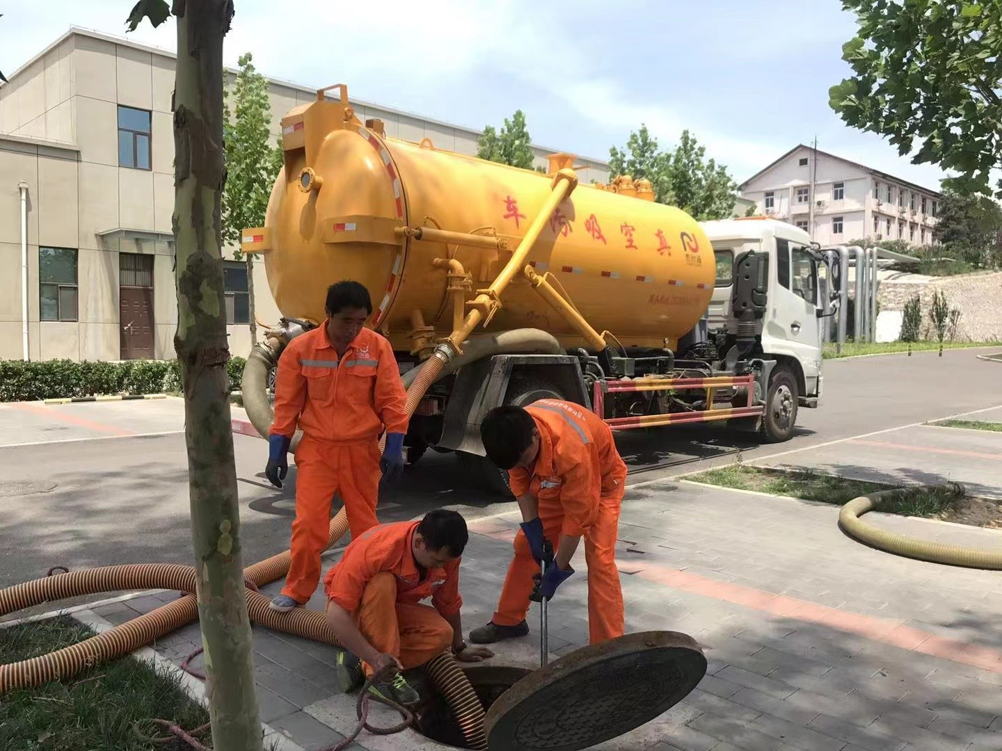 仲巴化粪池清理与5-8吨吸粪车施工效率分析